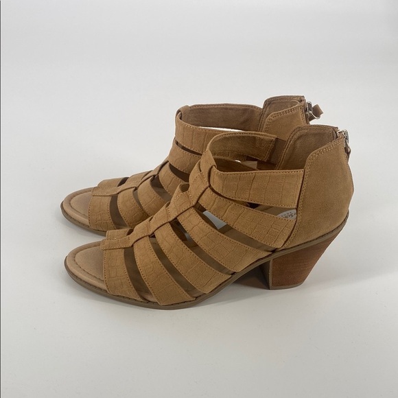 Stylish Tan Strappy Heeled Sandals - Picture 3 of 7